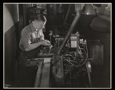 Trabajando en una máquina de monotipos en Unz y Co., 24 Beaver Street, Nueva York, 1932 de Byron Company